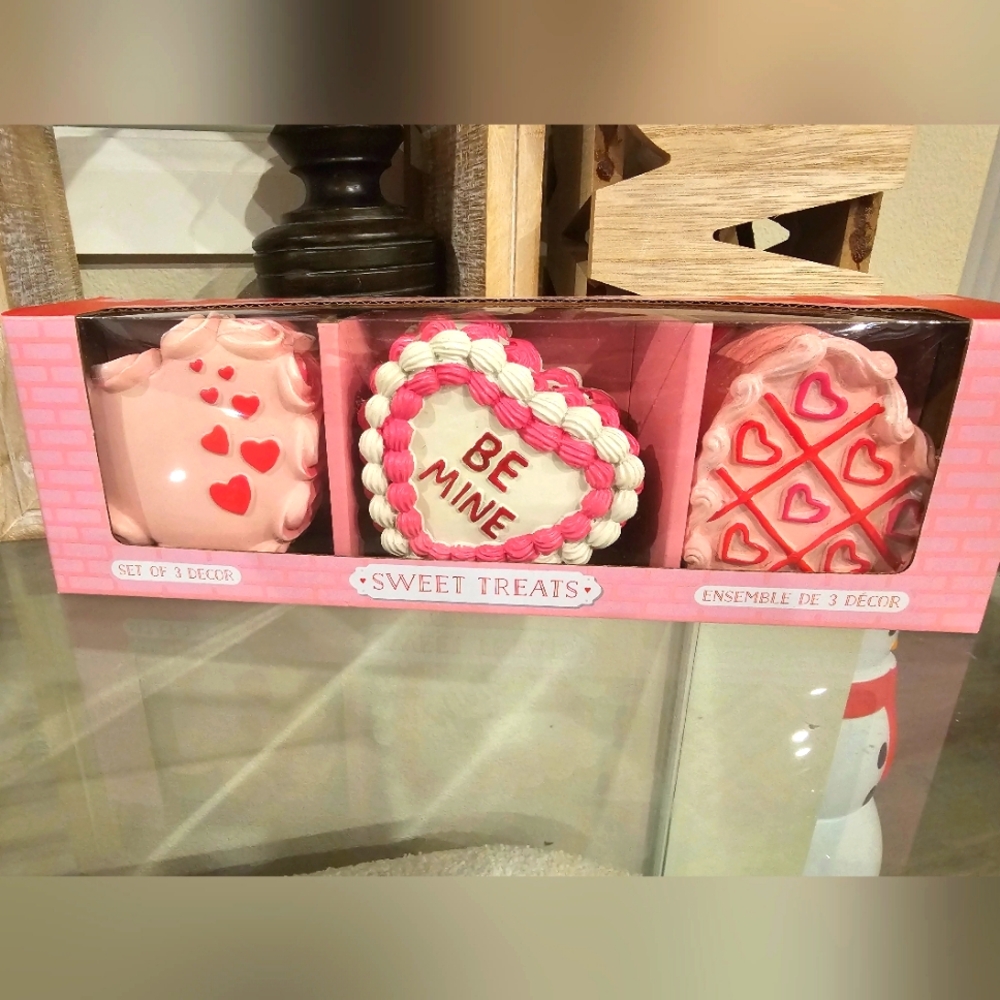 New Sweet Treats 3-piece Be Mine Valentines faux food resin decor display